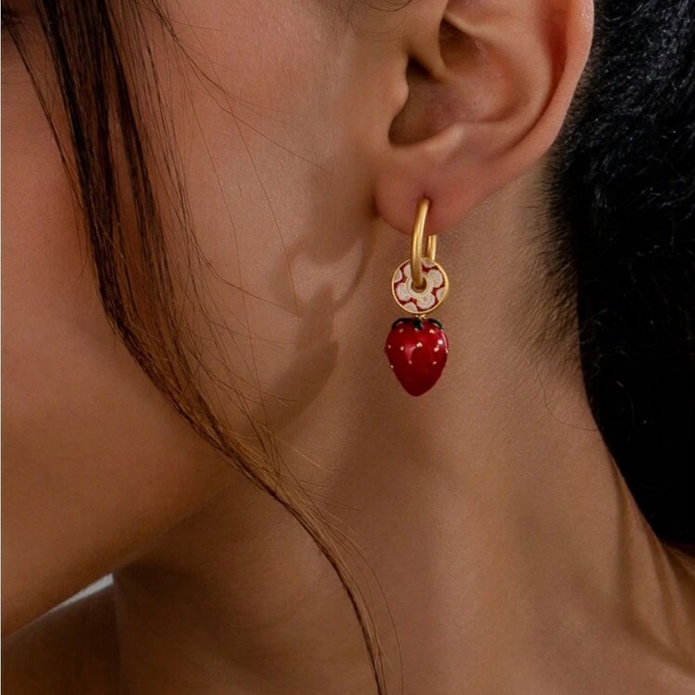 Strawberry hoop earrings M454